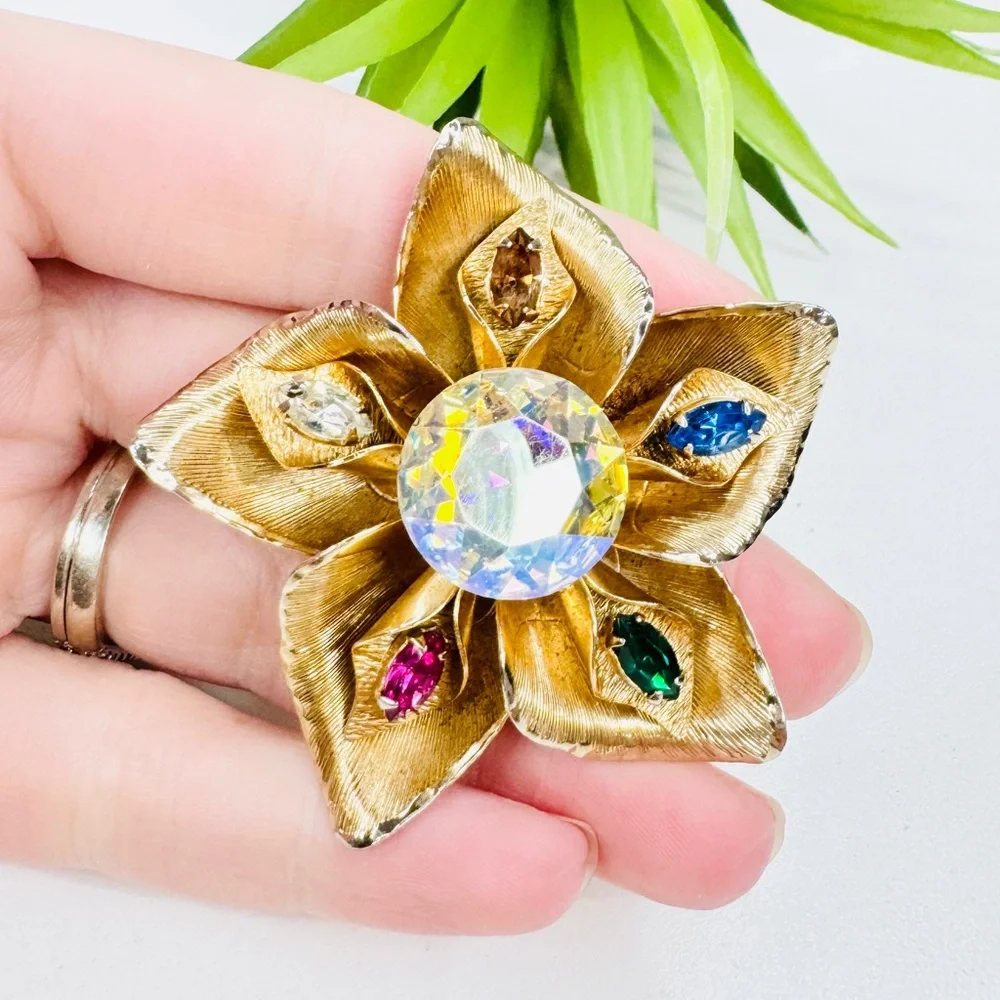 Vintage 60s Warner AB Crystal Rhinestone Textured Flower Gold Tone Brooch Retro